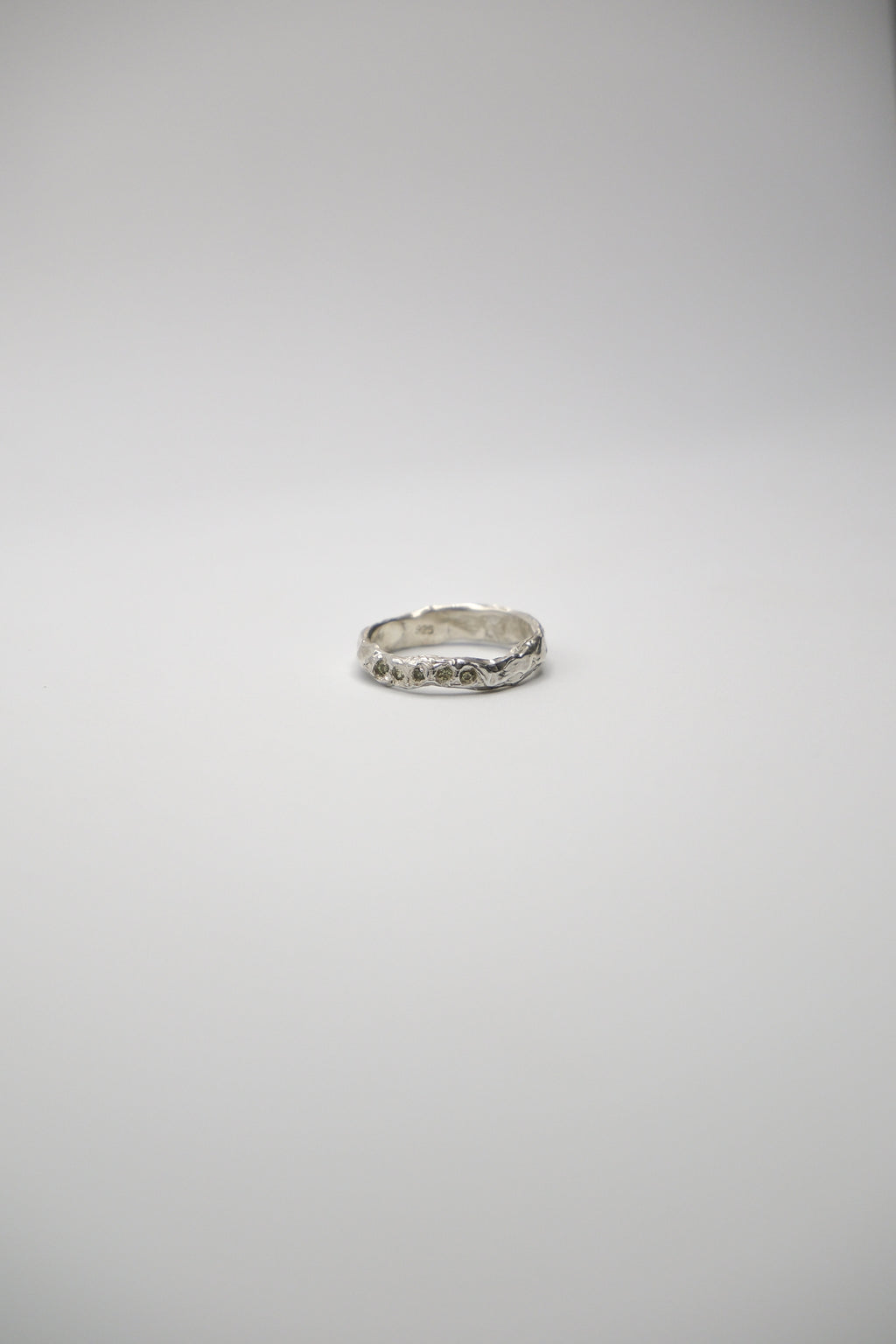 Sol and Mani small band ring with five sparkling stones, showcasing a delicate and elegant jewelry design for sisters.
