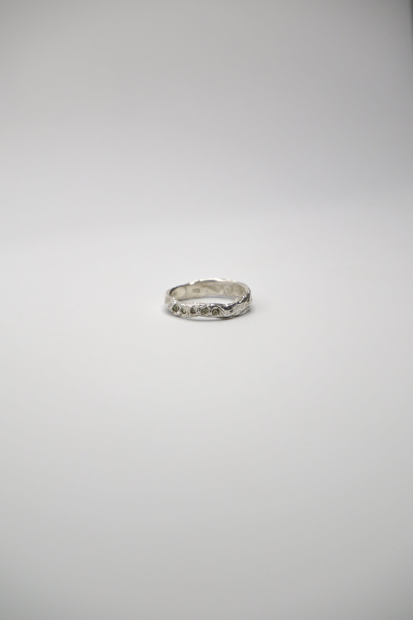Sol and Mani small band ring with five sparkling stones, showcasing a delicate and elegant jewelry design for sisters.